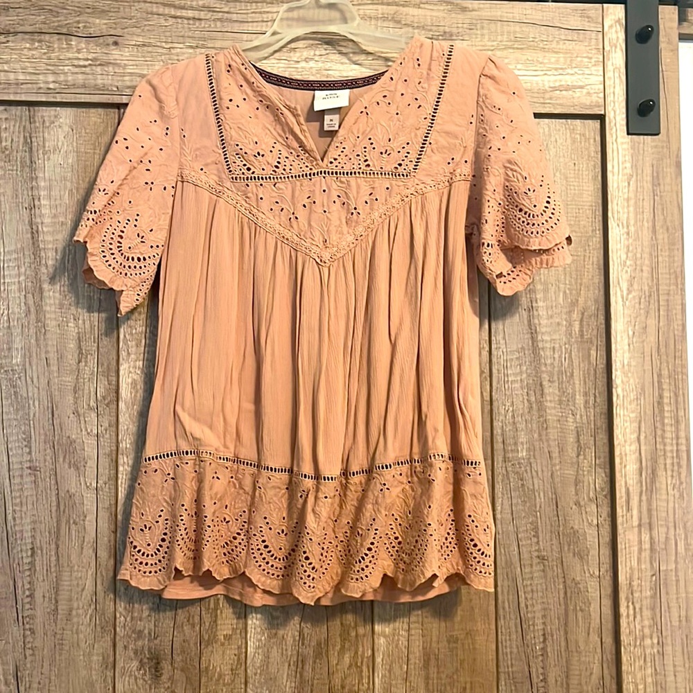 Knox Rose lace edged shirt. Size Medium